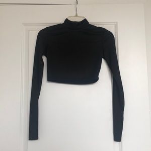 BLACK TURTLE NECK CROP